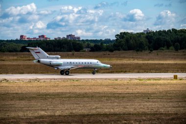 landing of a silver-colored civil aircraft on the runway 