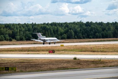 landing of a silver-colored civil aircraft on the runway 