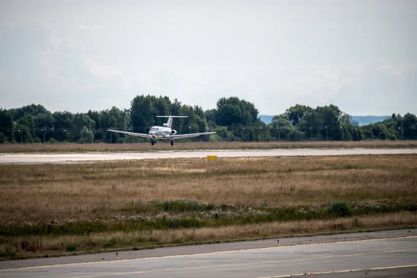 Landung Eines Silberfarbenen Zivilflugzeugs Auf Der Landebahn — Stockfoto