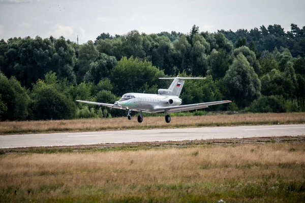 Landung Eines Silberfarbenen Zivilflugzeugs Auf Der Landebahn — Stockfoto