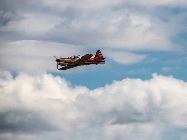 戦闘用の赤い航空機は空を背景に空中で難局を迎えます — ストック写真