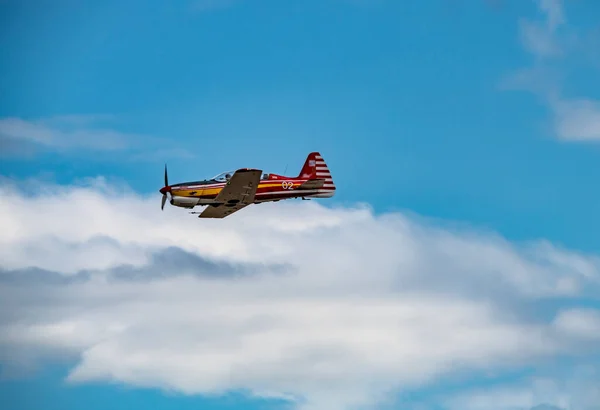 Combat Red Aircraft Makes Difficult Turns Air Background Sky — Stock Photo, Image