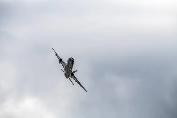 Een Wit Passagiersvliegtuig Maakt Scherpe Bochten Bij Het Vliegveld — Stockfoto