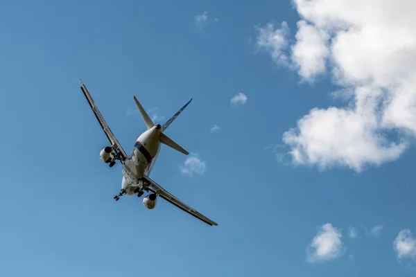 Een Wit Passagiersvliegtuig Maakt Scherpe Bochten Bij Het Vliegveld — Stockfoto