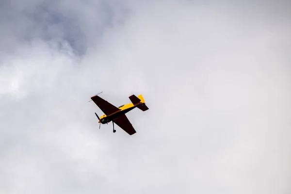 美しい飛行機は難しいターンを作ります空の背景に白い飛行の跡を残します — ストック写真