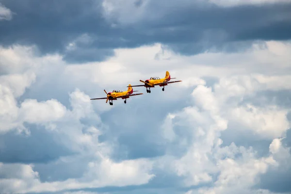 美しい飛行機は難しいターンを作ります空の背景に白い飛行の跡を残します — ストック写真