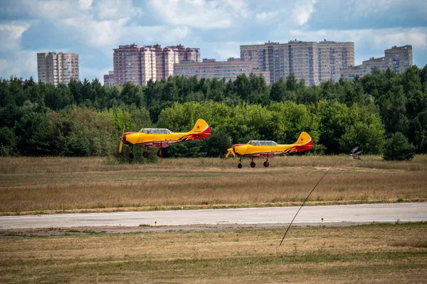 Avião Esportivo Amarelo Sobre Aeródromo — Fotografia de Stock