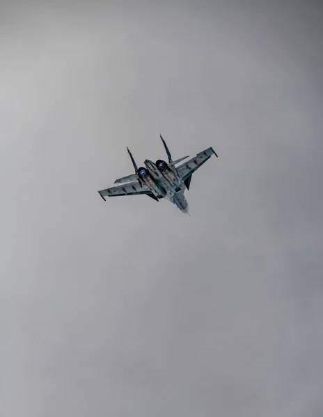 Kampfflugzeuge Machen Schwierige Drehungen Der Luft Vor Dem Hintergrund Des — Stockfoto