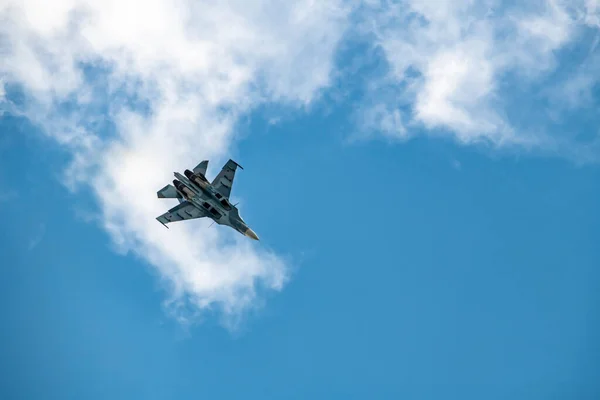 Aeronaves Combate Faz Voltas Difíceis Contra Fundo Céu — Fotografia de Stock