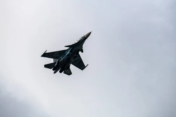 Kampfflugzeuge Machen Schwierige Drehungen Der Luft Vor Dem Hintergrund Des — Stockfoto