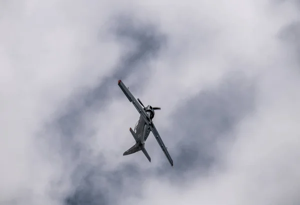 Gevechtsvliegtuigen Maakt Moeilijke Bochten Lucht Tegen Achtergrond Van Lucht — Stockfoto