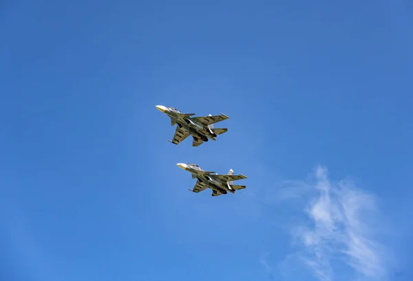전투용 항공기들 연기를 발사하여 하늘을 배경으로 곡예비행을 — 스톡 사진