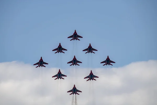 Девять Боевых Самолетов Выполняют Сложную Аэробатику Против Неба — стоковое фото