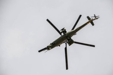   Zhukovsky 'deki MAKS-21 havacılık salonunda modern savaş helikopterlerinin gösteri uçuşları 07 / 24 / 2021 