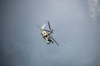   Zhukovsky 'deki MAKS-21 havacılık salonunda modern savaş helikopterlerinin gösteri uçuşları 07 / 24 / 2021 