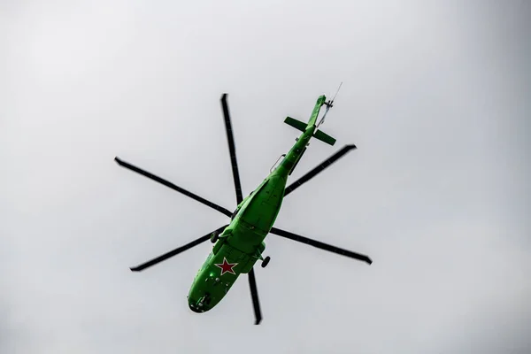 Zhukovsky Deki Maks Havacılık Salonunda Modern Savaş Helikopterlerinin Gösteri Uçuşları — Stok fotoğraf