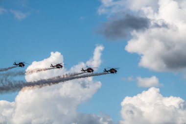 24 Temmuz 2021 'de Zhukovsky' deki MAKS-21 uzay gösterisinde modern savaş helikopterlerinin gösteri uçuşları