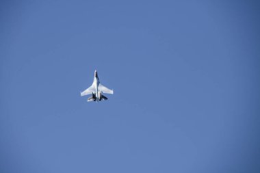 24 Temmuz 2021 'de Zhukovsky' deki MAKS-21 uzay gösterisinde modern savaş uçaklarının gösteri grubu uçuşları