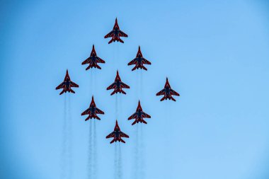 24 Temmuz 2021 'de Zhukovsky' deki MAKS-21 uzay gösterisinde modern savaş uçaklarının gösteri grubu uçuşları