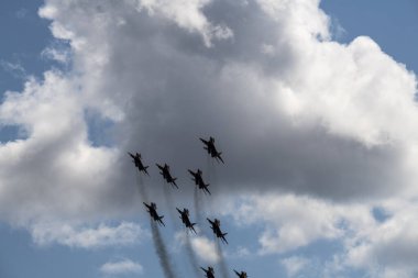 24 Temmuz 2021 'de Zhukovsky' deki MAKS-21 uzay gösterisinde modern savaş uçaklarının gösteri grubu uçuşları