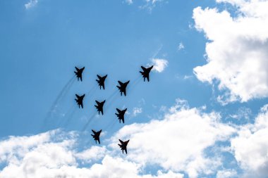 24 Temmuz 2021 'de Zhukovsky' deki MAKS-21 uzay gösterisinde modern savaş uçaklarının gösteri grubu uçuşları