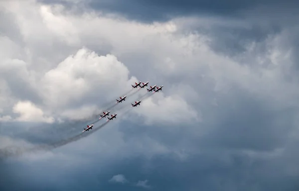 2021年7月24日在朱科夫斯基举行的Maks 21号航空展上现代战斗机的组群飞行示范 — 图库照片