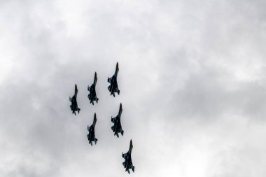 Modern savaş uçaklarının gösteri uçuşları Zhukovsky 'deki Max-21 havacılık salonunda.