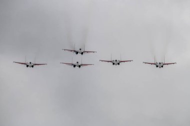 Modern savaş uçaklarının gösteri uçuşları Zhukovsky 'deki Max-21 havacılık salonunda.