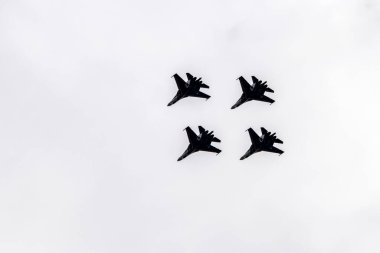 Modern savaş uçaklarının gösteri uçuşları Zhukovsky 'deki Max-21 havacılık salonunda.