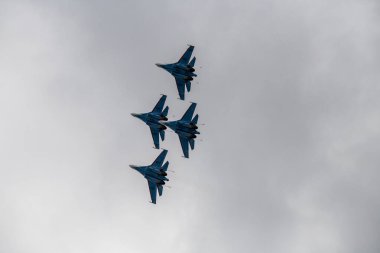 Modern savaş uçaklarının gösteri uçuşları Zhukovsky 'deki Max-21 havacılık salonunda.