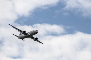 Modern yolcu uçaklarının Zhukovsky 'deki Max-21 hava sahasındaki gösteri uçuşları