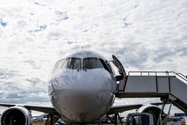 24 Temmuz 2021 'de Zhukovsky' deki Max-21 havacılık salonundaki büyük yeni uçakların parçaları.