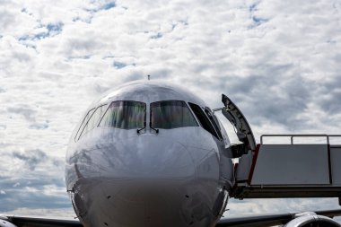 24 Temmuz 2021 'de Zhukovsky' deki Max-21 havacılık salonundaki büyük yeni uçakların parçaları.