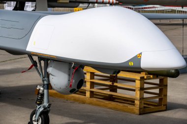 24 Temmuz 2021 'de Zhukovsky' deki Max-21 havacılık salonundaki büyük yeni uçakların parçaları.