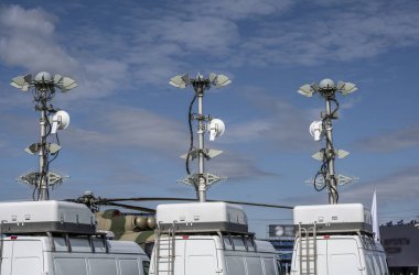 Zhukovsky 'deki Max-21 havacılık salonunda taşınabilir modern izleme antenleri.