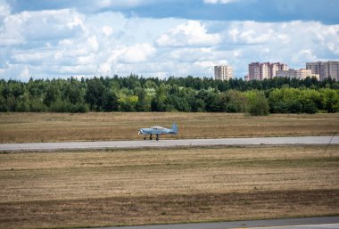 24 Temmuz 2021 'de Zhukovsky' deki Max-21 havacılık salonundaki büyük yeni uçakların parçaları.