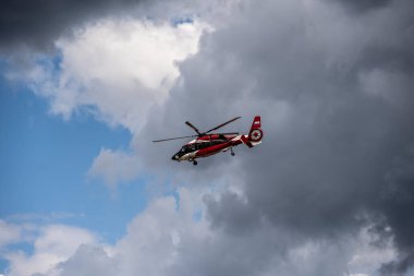Modern savaş helikopterlerinin gösteri uçuşları Zhukovsky 'deki Max-21 havacılık salonunda 