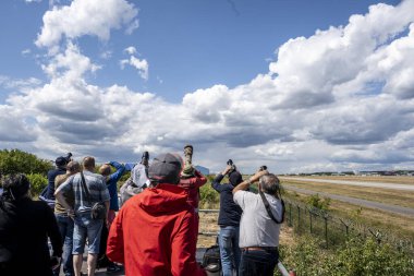 Uçak hayranları, Zhukovsky 'deki uçakların gösteri uçuşlarının fotoğraflarını çekiyor. 