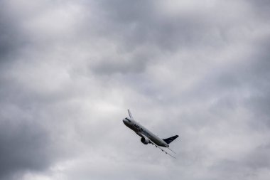Modern yolcu uçaklarının Zhukovsky 'deki Max-21 hava sahasındaki gösteri uçuşları