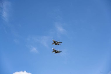 Modern savaş uçaklarının gösteri uçuşları Zhukovsky 'deki Max-21 havacılık salonunda.