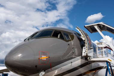 24 Temmuz 2021 'de Zhukovsky' deki Max-21 havacılık salonundaki büyük yeni uçakların parçaları.