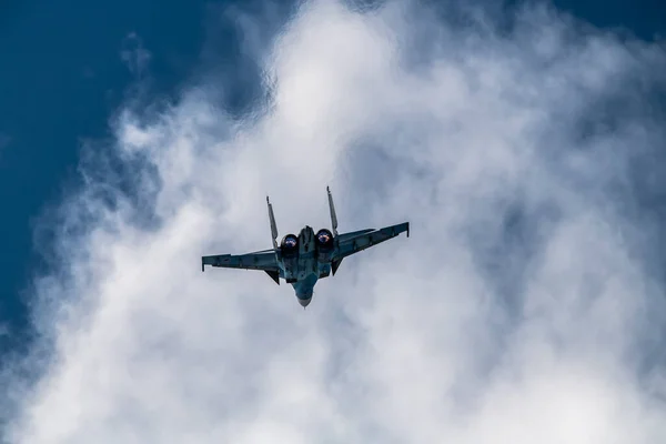现代战斗机在朱科夫斯基Max 21航空航天沙龙的示范飞行 — 图库照片