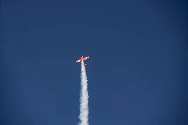 Red Plane Makes Difficult Turns Blows White Smoke Blue Sky — Stock Photo, Image