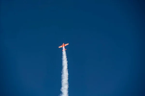 Red Plane Makes Difficult Turns Blows White Smoke Blue Sky — Stock Photo, Image