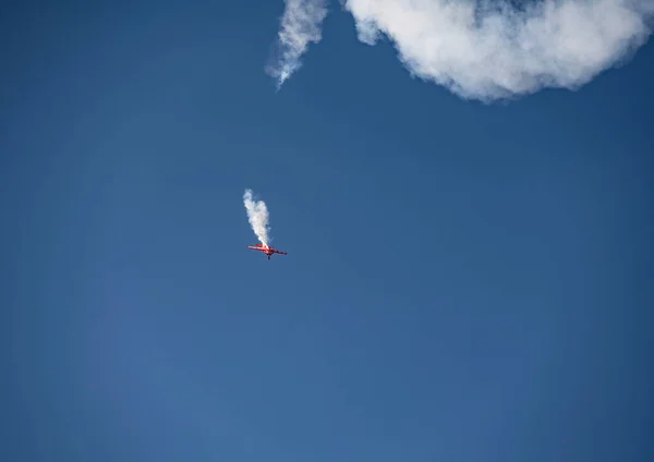 Red Plane Makes Difficult Turns Blows White Smoke Blue Sky — Stock Photo, Image