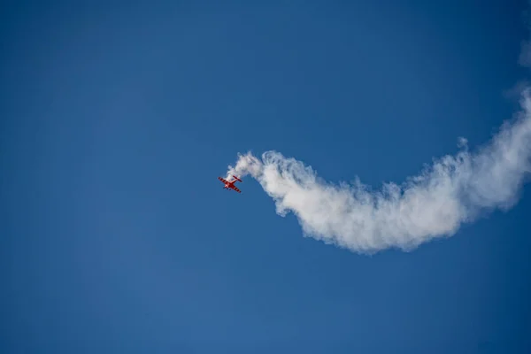 Red Plane Makes Difficult Turns Blows White Smoke Blue Sky — Stock Photo, Image