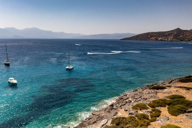Eski taş değirmenlerinin panoramik görüntüsü, köprü, yol ve deniz insansız hava aracından çekiliyor.