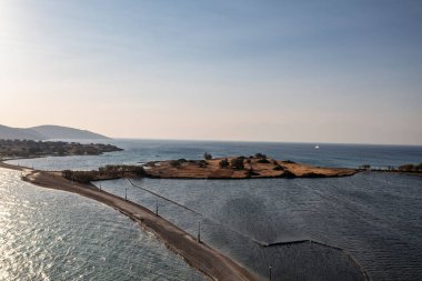 Eski taş değirmenlerinin panoramik görüntüsü, köprü, yol ve deniz insansız hava aracından çekiliyor.