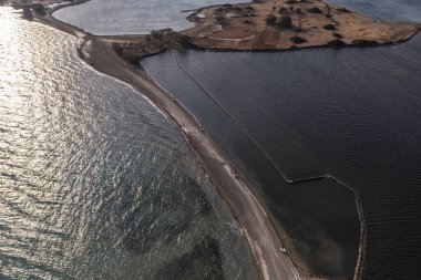 Eski taş değirmenlerinin panoramik görüntüsü, köprü, yol ve deniz insansız hava aracından çekiliyor.