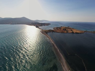 Eski taş değirmenlerinin panoramik görüntüsü, köprü, yol ve deniz insansız hava aracından çekiliyor.